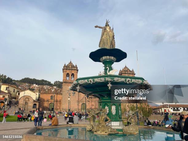 plaze de armas, mit statue von pachacuti. cusco, peru - bezirk cuzco stock-fotos und bilder