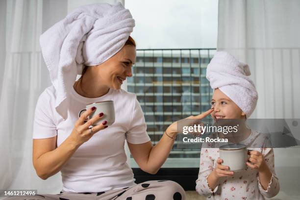 feliz madre y su hija pequeña - mother daughter towel fotografías e imágenes de stock