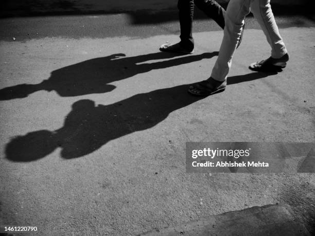 walking shadows - pied humain photos et images de collection