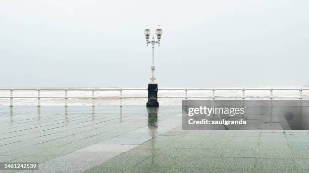 empty gijón promenade on a rainy day - gijon fotografías e imágenes de stock
