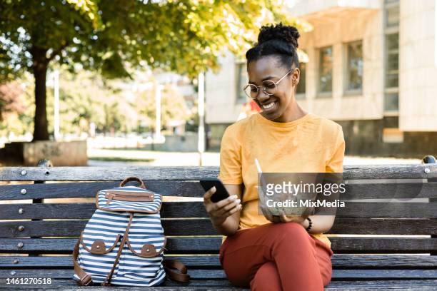 portrait of a happy afro young woman ready to eat her salad to go - hungrybox stock pictures, royalty-free photos & images