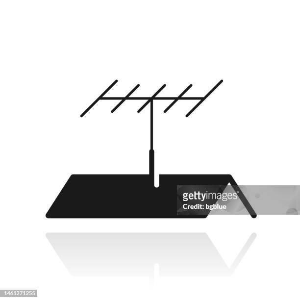 tv-antenne auf dem dach. symbol mit reflexion auf weißem hintergrund - fernsehantenne stock-grafiken, -clipart, -cartoons und -symbole