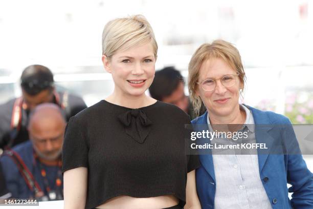 Actrice Michelle Williams et la réalisatrice Kelly Reichardt lors du photocall de "Showing Up" lors du 75e Festival de Cannes le 27 mai 2022.