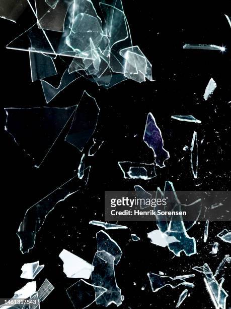 broken glass - 割れガラス ストックフォトと画像
