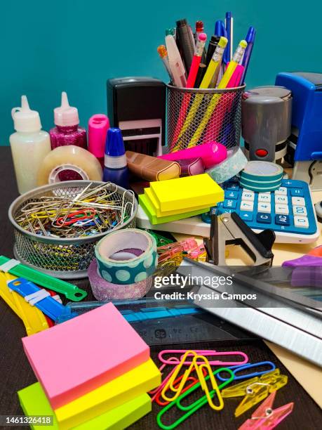 group of school or office supplies on a desk - removedor de agrafos imagens e fotografias de stock