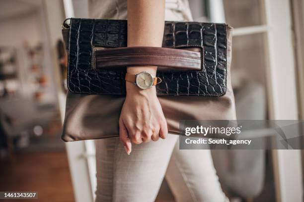 mujer que lleva un moderno bolso de cuero - wristwatch fotografías e imágenes de stock