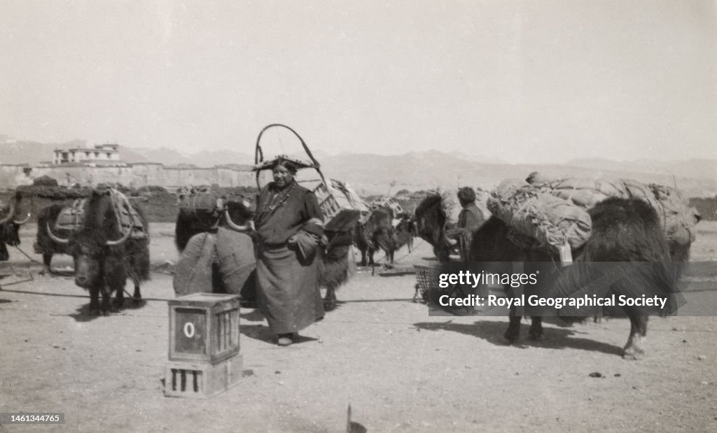 Phari Phari Dzong - Tibetan people and yaks, Mount Everest Expedition 1924 ...