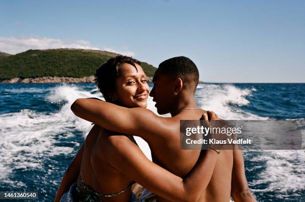 woman arm around with boyfriend by sea against sky - blue sky friends photos et images de collection