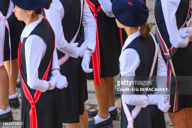 Elèves des maisons d'éducation de la Légion d'honneur en uniforme, robe chasuble bleue marine sur chemisier blanc et cordon indiquant la classe lors...