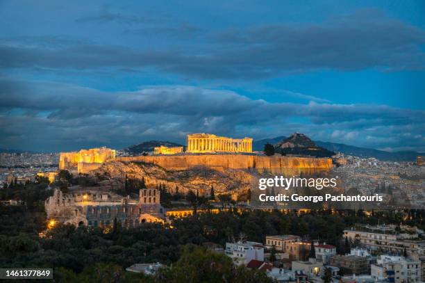 illuminated acropolis in athens, greece at dusk - parthenon athens imagens e fotografias de stock