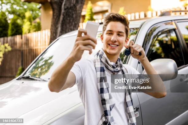 teenager boy showing off - presunçoso imagens e fotografias de stock