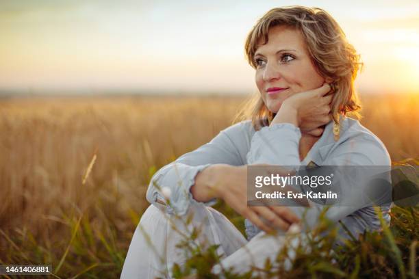 sommer-porträt - menopause stock-fotos und bilder