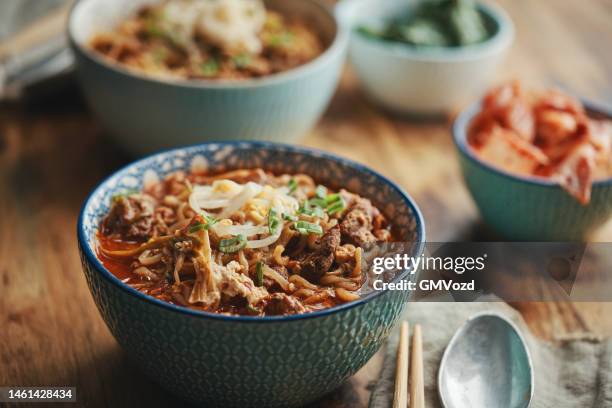korean spicy yuk kal beef ramen noodles - oriental food stock pictures, royalty-free photos & images
