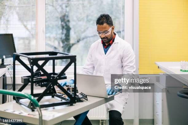 scientist is making precise measurements and calculations at laboratory - yeast laboratory stockfoto's en -beelden