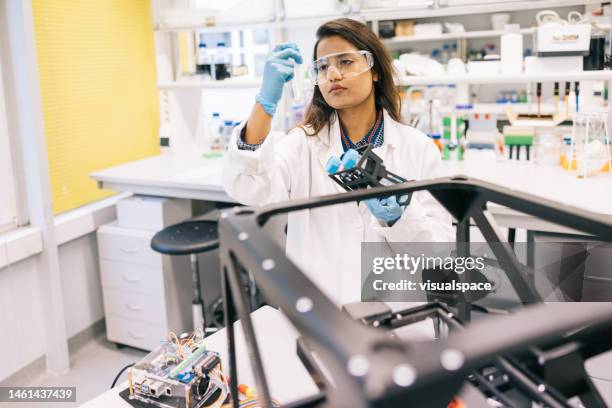 female scientist is intently focused on perfecting the design of the prototype - yeast laboratory stockfoto's en -beelden