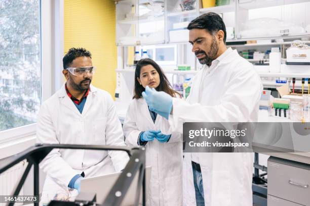 bio-technology scientists are in deep discussion, exchanging ideas and working through challenges together. - yeast laboratory stockfoto's en -beelden