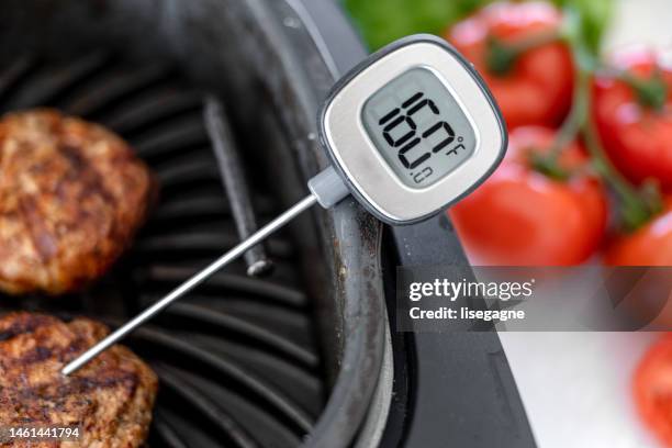perfekt gekochtes burger-patty - thermometer stock-fotos und bilder