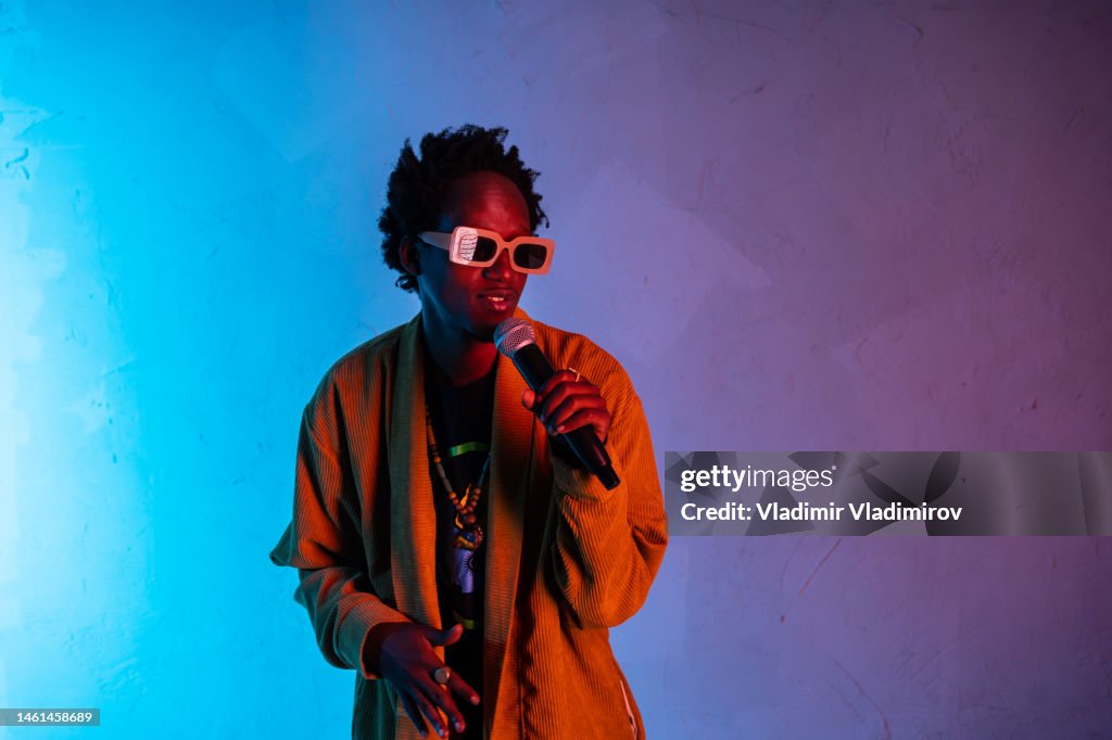 Taillenaufnahme eines Mannes, der in ein Mikrofon singt