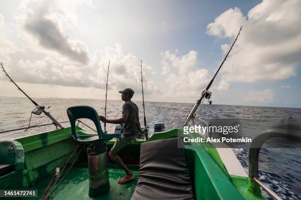 i pescatori stanno controllando le esche e le canne durante la battuta di pesca d'altura in sri lanka. - "alex potemkin" or "krakozawr" foto e immagini stock