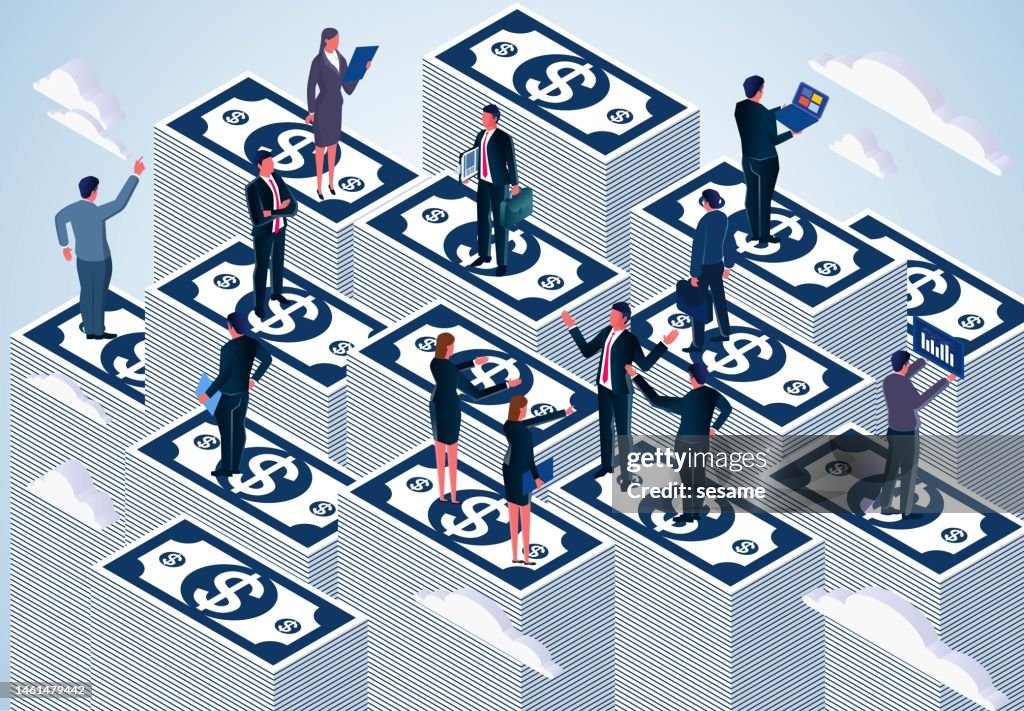 Isometrisch auf Stapeln hoher Scheine stehend, um mit einer Gruppe von Geschäftsleuten zu diskutieren und zu arbeiten, Wirtschaftswachstum und -entwicklung, Finanzmärkte und Marketing, Kapitalerträge oder Geldmanagementanalyse, Börsenbörse.