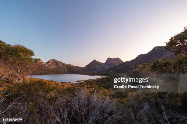 cradle mountain summit from across the dove lake, tasmania, australia, 2022 - cradle mountain tasmania stock pictures, royalty-free photos & images
