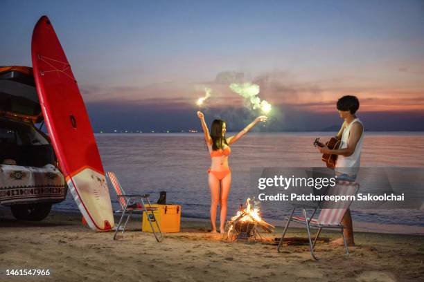 couple on the beach - province de surat thani photos et images de collection