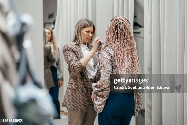 shopping with a stylist - modestylistin stock-fotos und bilder