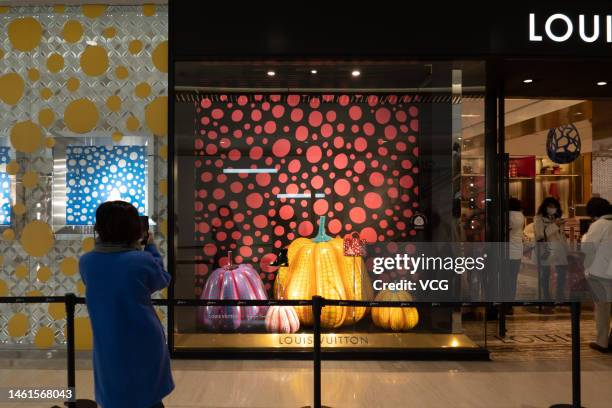 a tour of the world famous Louis Vuitton workshop in Asnieres Sur Photo  d'actualité - Getty Images