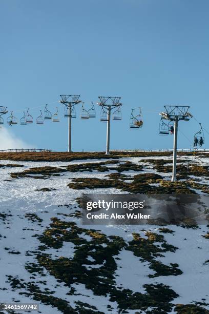 chair lift at alpine ski resort in cairngorms, scotland, uk - cairngorms skiing stockfoto's en -beelden