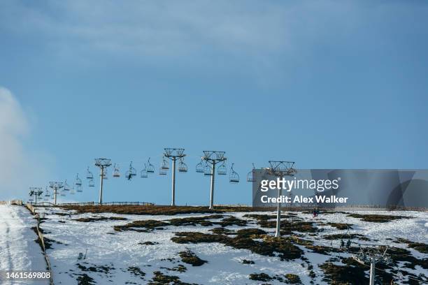 chair lift at alpine ski resort in cairngorms, scotland, uk - cairngorms skiing stockfoto's en -beelden