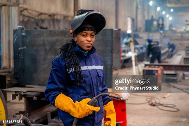 junge frau schweißt - african american mechanic stock-fotos und bilder