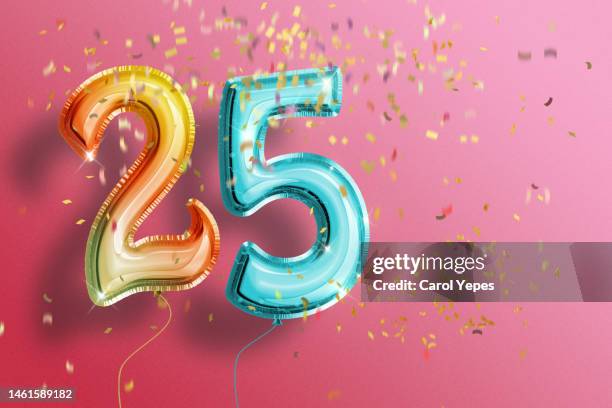 number 25 in golden letters with confetti - 25th anniversary of cedars sinai sports spectacular arrivals stockfoto's en -beelden