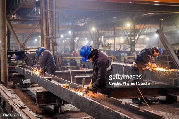 metallarbeiter mit einer schleifmaschine - steel industry stock-fotos und bilder