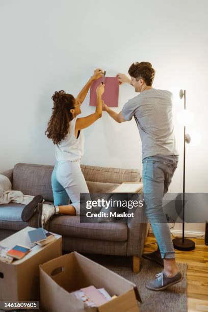 Helping Frame Mounting Frame Photos and Premium High Res Pictures - Getty Images