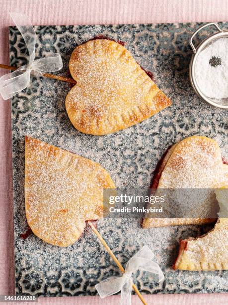 shortbread kekse in herzform auf rosa hintergrund, keks, marmelade shortbread buiscuit, valentinstag herzkekse, valentinstag - linz stock-fotos und bilder
