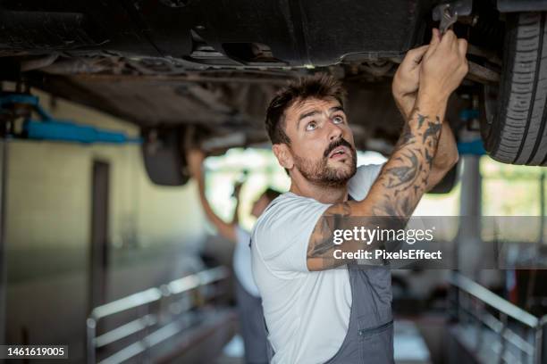 reparatur von hubwagen - automechaniker stock-fotos und bilder