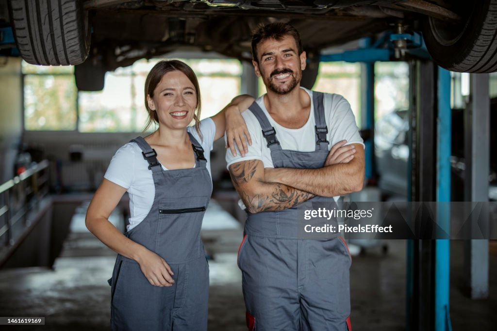 Zwei zufriedene Autoservice-Mitarbeiter