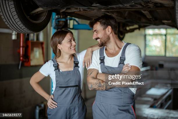 deux employés heureux de service auto - artisan portrait equipe photos et images de collection