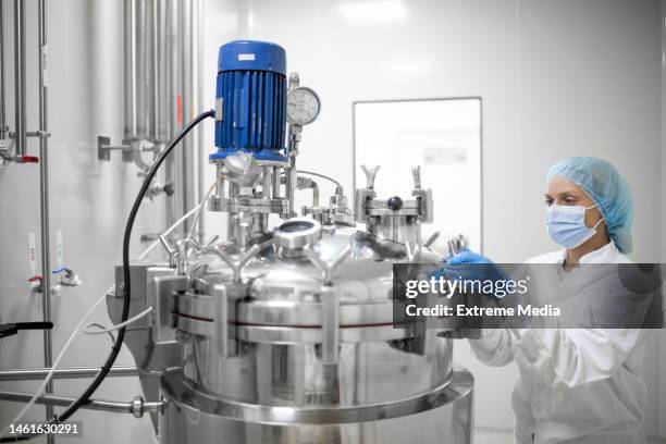 precision and care in pharmaceutical manufacturing - pharmaceutical compounding stock pictures, royalty-free photos & images