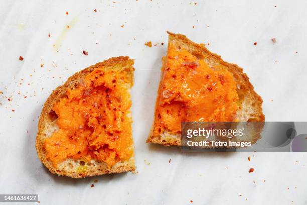 slice of bread with mashed sweet potato - mashed sweet potato stock-fotos und bilder