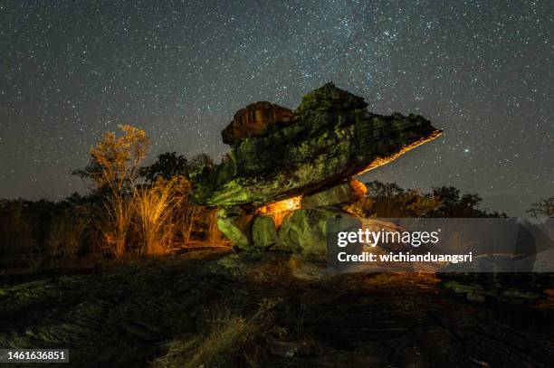 milky way on stonehenge, ubon ratchathani province, thailand - ubon ratchathani stockfoto's en -beelden