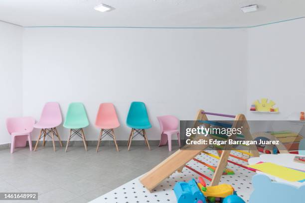 play area of a pediatric office, with chairs for waiting, and copy space. - pédiatre photos et images de collection
