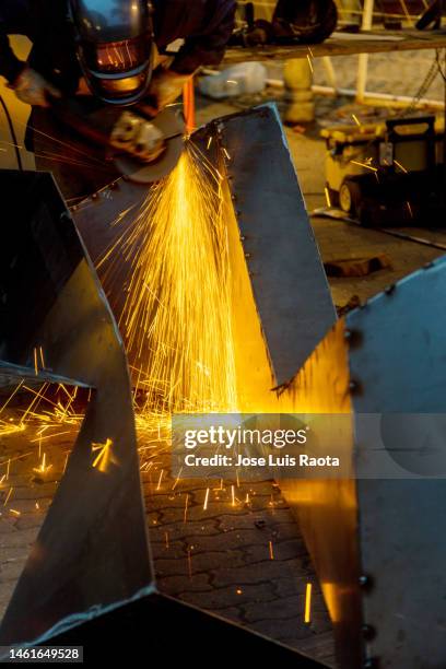 worker welding metal - argon stock-fotos und bilder
