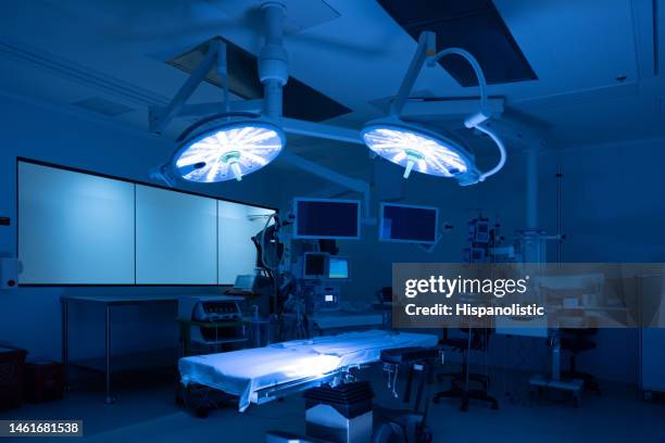 empty operating room with the lights on - sala de cirurgia com assistência imagens e fotografias de stock