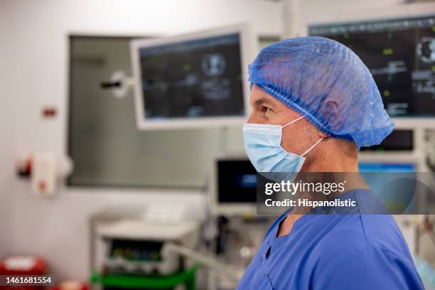 surgeon entering the operating room wearing protective workwear - wearing mask side view stock pictures, royalty-free photos & images