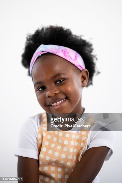 retrato linda niña africana con cabello natural sonriendo a la cámara - hair accessory fotografías e imágenes de stock