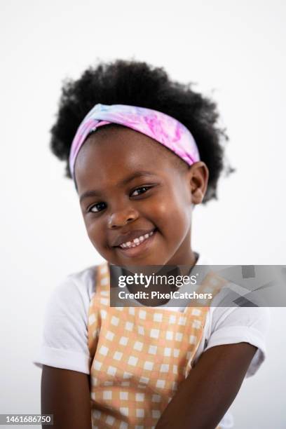 portrait cute little african girl with natural hair smiling to camera - hair accessory imagens e fotografias de stock