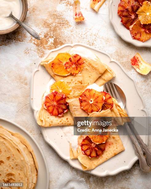 crepes with bloody oranges - crêpes photos et images de collection