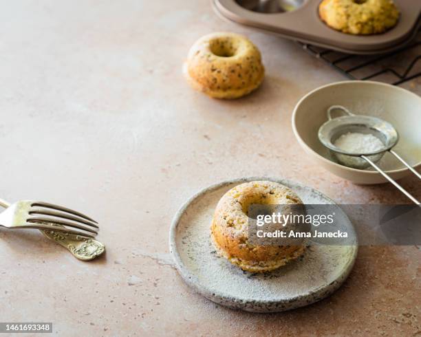 mini bundt cakes - kugelhopf foto e immagini stock