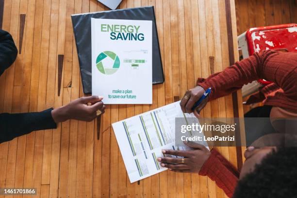 persönlicher berater zu hause - energieeffizienz stock-fotos und bilder